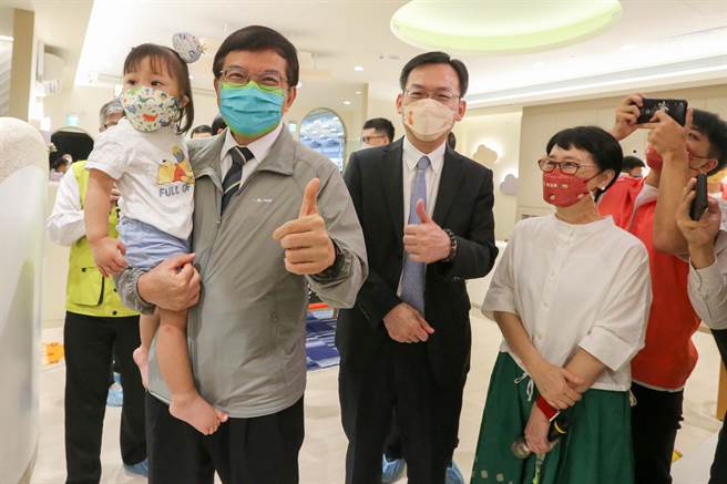 桃机公司配合行政院「政府机关（构）加速推动公共化教保及托育服务政策」与「我国少子女化对策计画」之推动，经歷一年多的规划与筹备，设置「桃园机场职场互助教保服务中心」于6日举行完工开幕仪式，由交通部长王国材、桃机场公司董事长林国显共同主持，在仪式完成后，2人也到爱儿园内参观。（陈麒全摄）