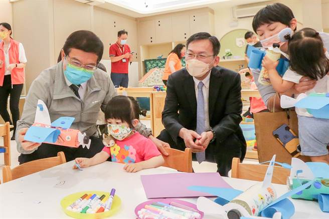 桃机公司配合行政院「政府机关（构）加速推动公共化教保及托育服务政策」与「我国少子女化对策计画」之推动，经歷一年多的规划与筹备，设置「桃园机场职场互助教保服务中心」于6日举行完工开幕仪式，由交通部长王国材、桃机场公司董事长林国显共同主持，在仪式完成后，2人也到爱儿园内参观。（陈麒全摄）