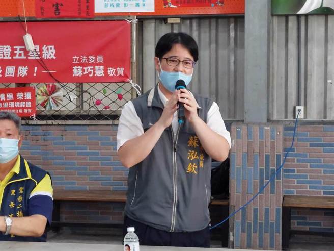 莺歌民宅疑涉殡葬设施引发在地区居民恐慌，新北市议员苏泓钦（右）在莺歌二桥活动中心召开说明会，向里民说明目前市府查处状况。（陈慰慈摄）
