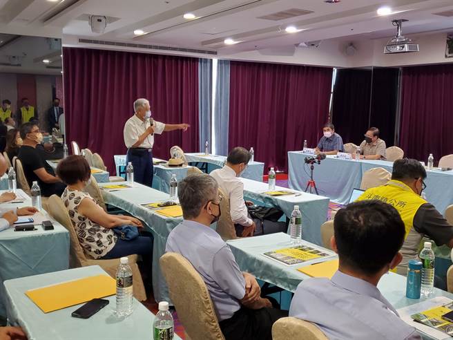 曾任8个工业区服务中心主任的林挥狮对于中小企业厂商的拓厂成本表达忧虑，同时乐见云林县开发充足土地引进工商业。（周丽兰摄）