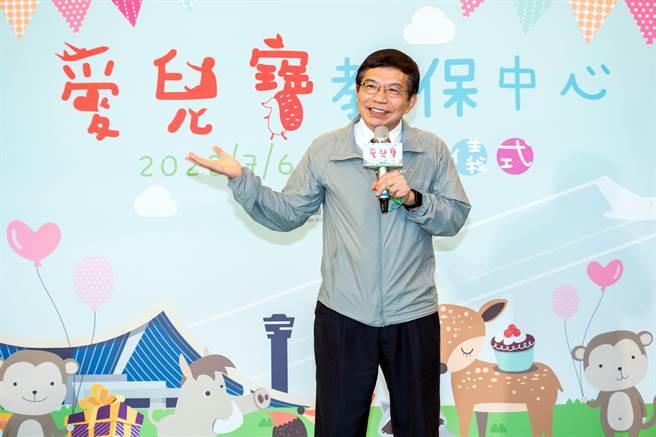 王國材在機場受訪時表示，國營事業不宜帶頭給員工低薪，會支持中華快遞調整薪資。（陳麒全攝）