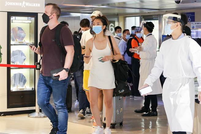 中央流行疫情指挥中心决议维持入境2.5万人不变。交通部长王国材在桃机视察受访时表示，他表示会再与指挥中心讨论。图为桃园机场入境旅客。（陈麒全摄）