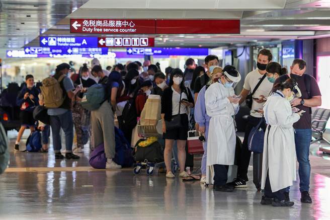 中央流行疫情指挥中心决议维持入境2.5万人不变。交通部长王国材在桃机视察受访时表示，他表示会再与指挥中心讨论。图为桃园机场入境旅客。（陈麒全摄）