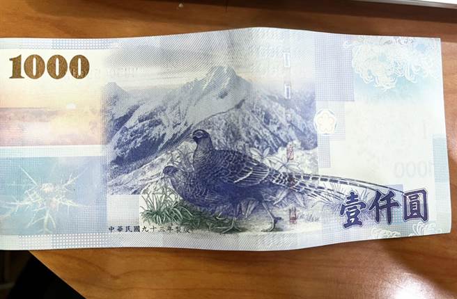 振興經濟，鹽埔鄉公所宣布發給鄉民每人1000元消費金。(林和生攝)