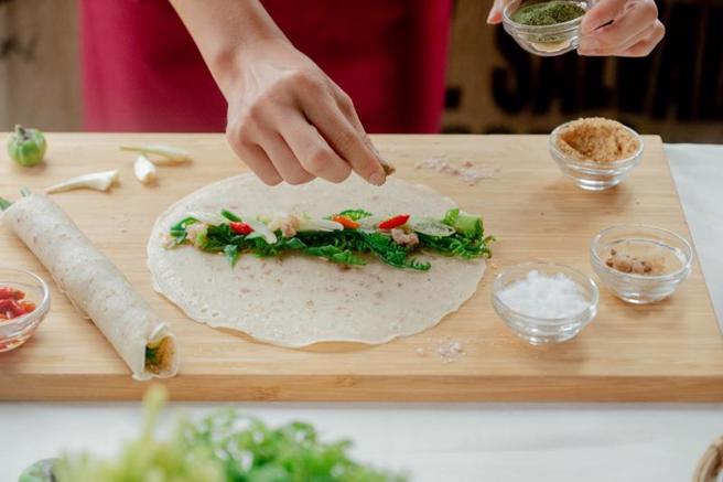 以大地实景为幕，结合部落美食、美学、音乐及特色工艺营造的沉浸式体验乐园「纵谷原游会—部落食乐园」8月27、28日将在花莲罗山游客中心登场，邀请民眾前来餐食体验、猎人体验、山谷舞台、手作工艺等，以轻松活泼方式感受部落文化。（图/ 中央社）