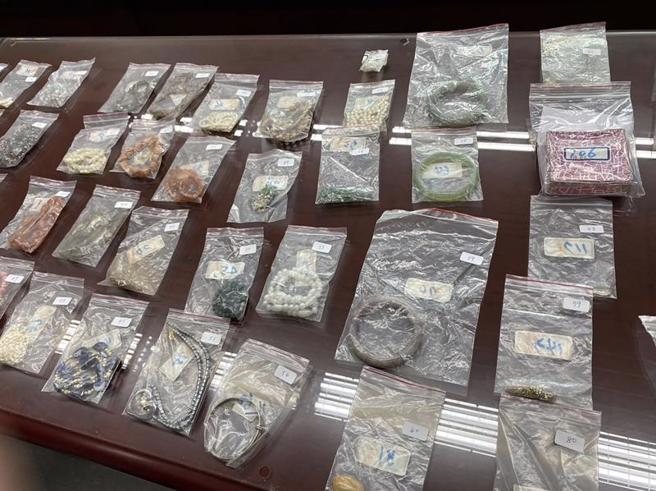 何姓男子母親18年前因案有一批金飾遭扣押，何男5日在法務部行政執行署宜蘭分署聯合拍賣會上，順利標下這批已逝母親生前遺物，共有93件飾品，開心帶回。（圖/ 中央社）
