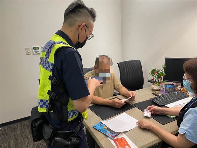 头份警分局头份所员警及时阻止庄姓老翁被诈。（头份警分局提供／谢明俊苗栗传真）