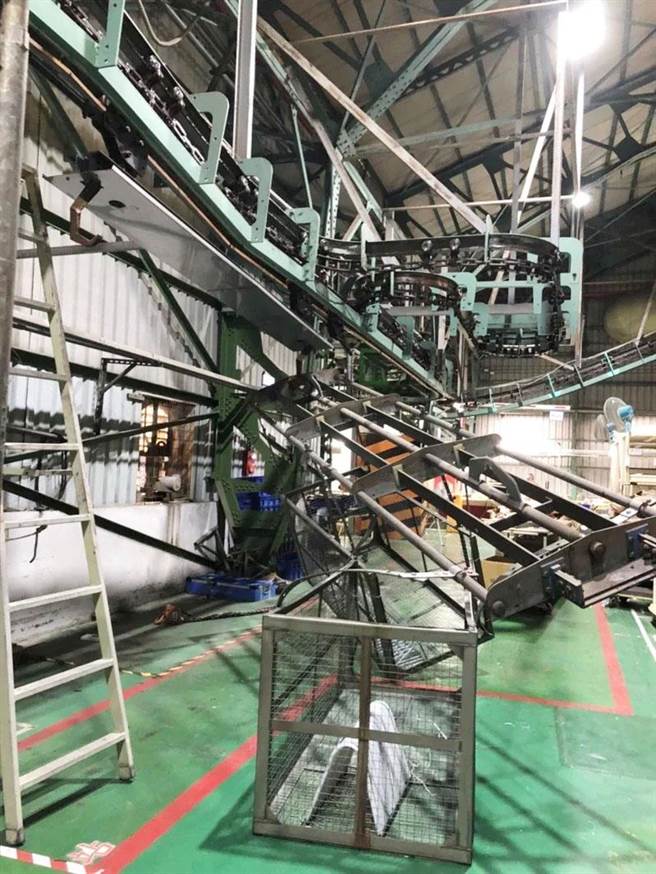 汉翔公司西屯园区厂房，今天发生工件台车勾到维修作业架造成台车倾倒，现场并无人员受伤。（汉翔公司提供）