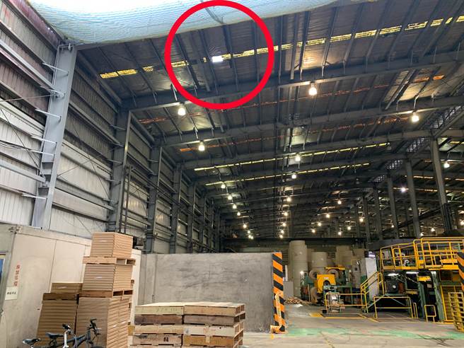 顏男昨在修缮屋顶时，不慎踩破塑胶採光罩，摔落至1楼地面。（翻摄画面／蔡明亘桃园传真）