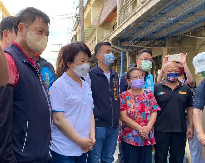 台中市长卢秀燕（左二）6日到台中市乌日区成功社区视察治水工程，也感谢曾姓地主（右一）无偿提供土地让排水工程经过。（张亦惠摄）