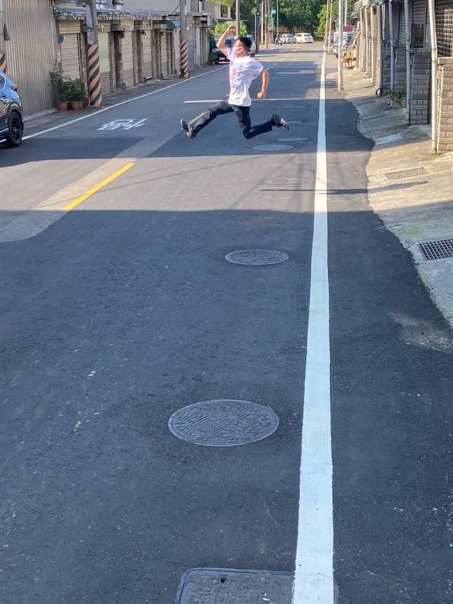 民眾党桃园市杨梅区市议员参选人张清俊提出，杨梅金德路上短短一段路竟有12个人孔盖，恐有交通安全疑虑。（张清俊提供／蔡明亘桃园传真）