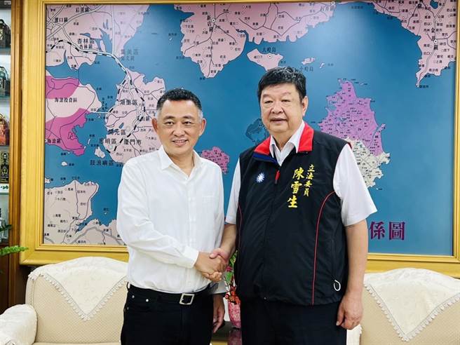 连江县立委陈雪生今天拜会金门县长杨镇浯，就小三通、新四通和金门大桥议题交换意见。（县府提供）