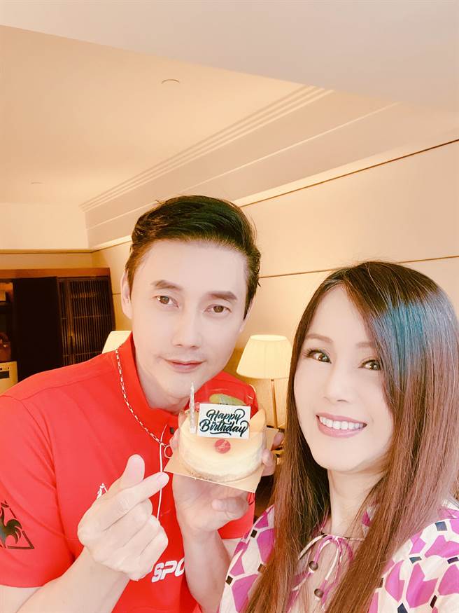 包偉銘（左）日前歡慶生日，太太劉依純送上美味生日蛋糕。（翰森娛樂提供）