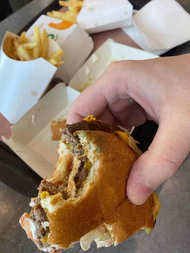 民眾吃到一半发现汉堡麵皮发霉。（图／翻摄推特）