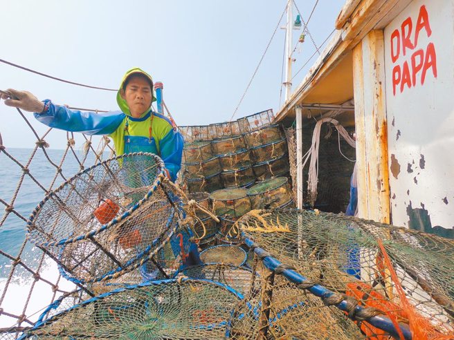 图为渔民捕蟹示意图。（资料照／新北市渔业处提供）