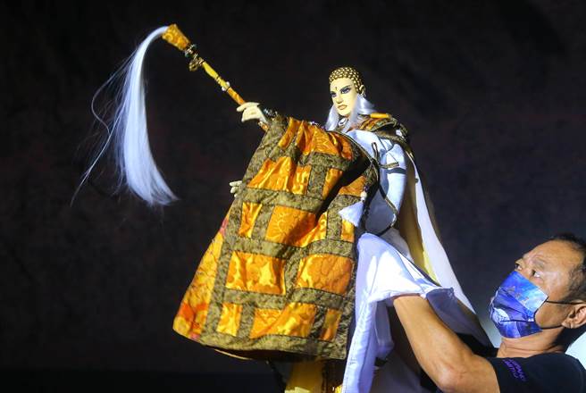 由霹雳国际多媒体策划的「《咱 江湖再见》八音才子黄文择纪念展」，于国家电影及视听文化中心免费开放参观。6日上午的开幕式中，霹雳系列中的主要布袋戏角色一一现身。（粘耿豪摄）