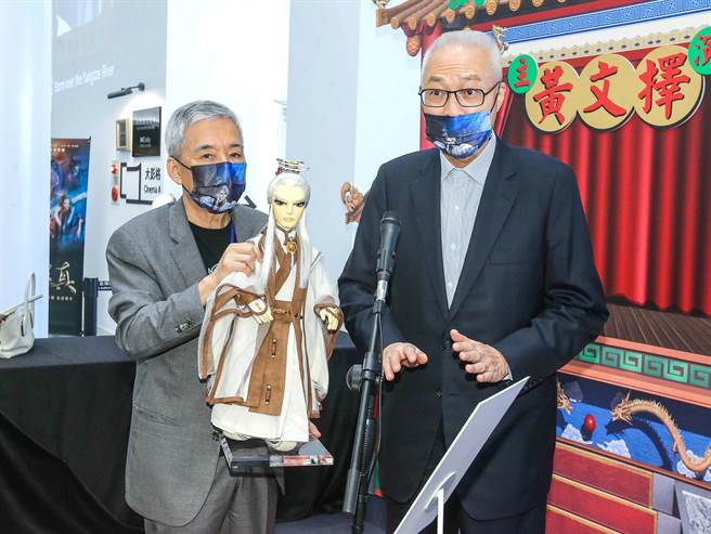 由霹雳国际多媒体策划的「《咱 江湖再见》八音才子黄文择纪念展」，于国家电影及视听文化中心免费开放参观。6日开幕式中，前副总统吴敦义（图右）出席与会，并与霹雳国际多媒体董事长黄强华接受访问。（粘耿豪摄）