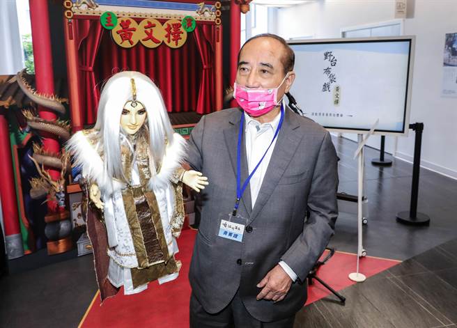 由霹雳国际多媒体策划的「《咱 江湖再见》八音才子黄文择纪念展」，于国家电影及视听文化中心免费开放参观。展区二楼陈列了霹雳戏偶，图为出席6日开幕式的前立法院长王金平现场操弄戏偶。（粘耿豪摄）