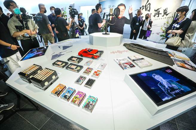 由霹雳国际多媒体策划的「《咱 江湖再见》八音才子黄文择纪念展」，7月6日起于国家电影及视听文化中心免费开放参观。展区一楼陈列了黄文择工作大事记、原稿，以及亲友、戏迷们生活点滴的照片。（粘耿豪摄）