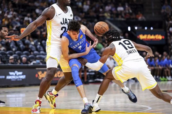 雷霆新秀中锋霍姆格伦(中)突入爵士阵中，球被夹掉。（美联社）