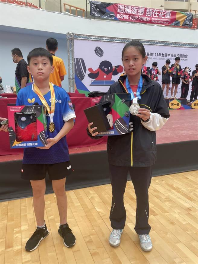忠孝国中郭冠宏（左）夺得111年全中运国男组桌球单打赛金牌。（台南市体育局提供／曹婷婷台南传真）