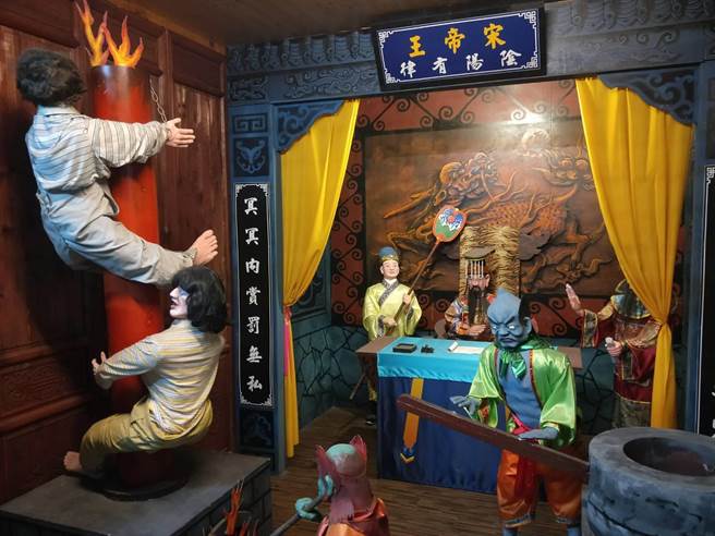 白人牙膏观光工厂里的「十殿阎罗」场景也跟上地狱风潮，近日慕名而来的游客骤增。（白人牙膏观光工厂提供∕吕妍庭嘉义传真）