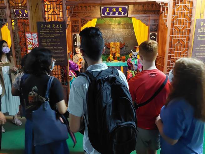 一群外籍人士特地前来朝盛，看到「生前作恶、死后被折磨」画面，显得十分惊吓与害怕。（白人牙膏观光工厂提供∕吕妍庭嘉义传真）