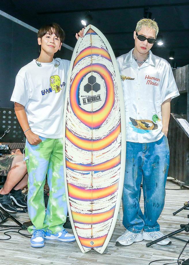鼓鼓高流演唱會即將舉辦，好友周湯豪送上衝浪板祝衝風破浪。（粘耿豪攝）