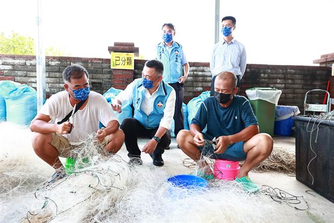 金门县长杨镇浯今天下午视察新湖渔港的回收、暂置、分类作业区。（金门县环保局提供）