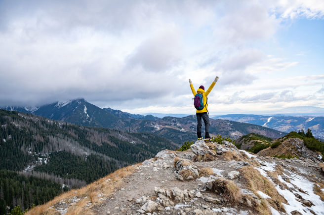 兩家庭一起相約登山，妹夫將女兒「獨留哭坡」遭提告，妹夫發文道歉聲稱「吞安眠藥才能入睡」，他發律師聲明打臉。（示意圖/shutterstock）