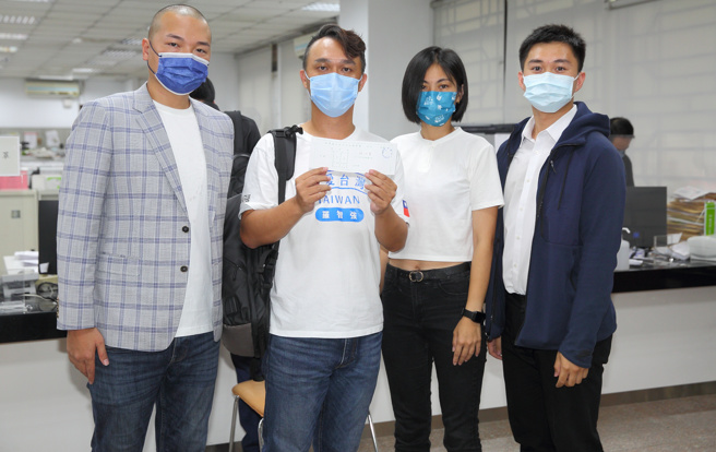 国民党台北市议员拟参选人杨植斗（左起）、屏东县议员拟参选人练鸿庆、云林县议员拟参选人陈芳盈与台中市议员拟参选人蔡宗豪6日到台北地检署，递状告发前新竹市长林智坚的硕士论文抄袭竹科管理局招标案的研究报告，涉嫌剽窃智慧财产权，呼吁竹科对林智坚提告。（张铠乙摄）