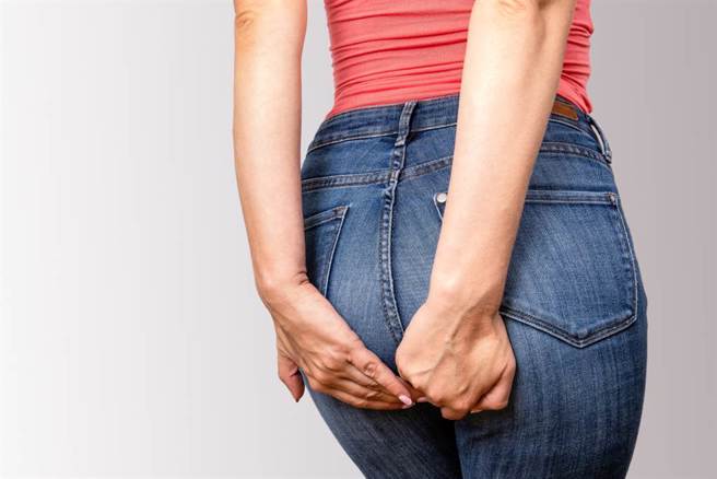 51岁妇人长期肛门流血还以为是痔疮，就医后才得知自己罹患大肠癌。(示意图/Shutterstock)