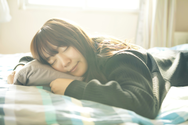 女網友連續夢到公司鮮肉同事4次，甚至有性愛畫面，讓她崩潰喊「我是愛男友的啦，這樣算精神出軌了嗎」。（示意圖，達志影像/shutterstock）