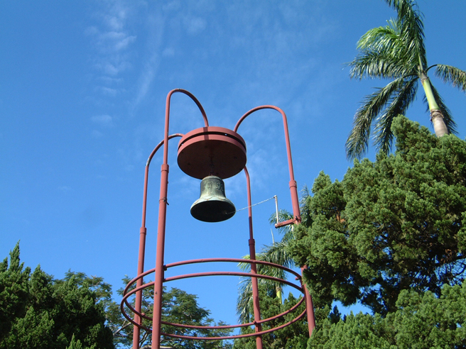 一名建中学霸无法顺利录取台大「医牙电资」，大嘆自己没有读书天分，引发各校学生论战。(图为台大傅钟／取自台大官网)