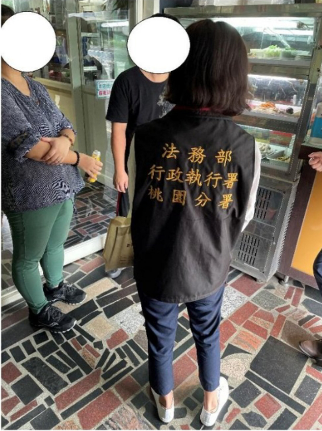 陳童父親於110年因未繳前開通行費而有30筆交通違規罰鍰，是該車實際上為陳父所使用，但是將車子登記於陳童名下。（翻攝照片）