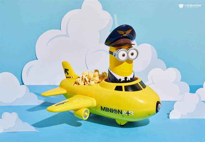 机长小小兵饮料杯、飞机造型爆米花桶。（威秀影城提供）