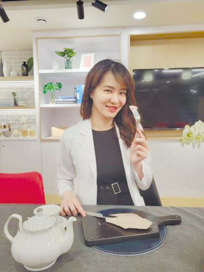 营养师林安安分享，「果木小薰」鸡胸肉口感上相当软嫩，保有鸡肉的香味但不会显得无味。图／果木小薰提供