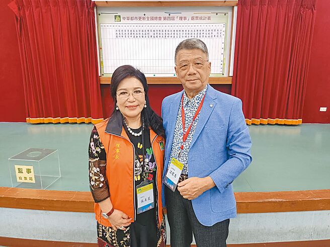 中华都市更新全国总会第三届理事长张美丽（左）交棒第四届理事长江宏志（右），持续为都市更新而努力。图／中华都市更新全国总会提供