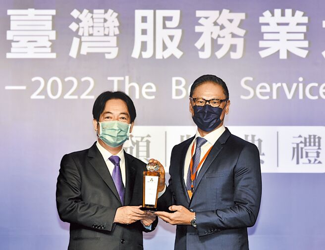 副总统赖清德（左）受邀出席进行颁奖，瓦城董事长徐承义（右）代表受奖。图／顏谦隆