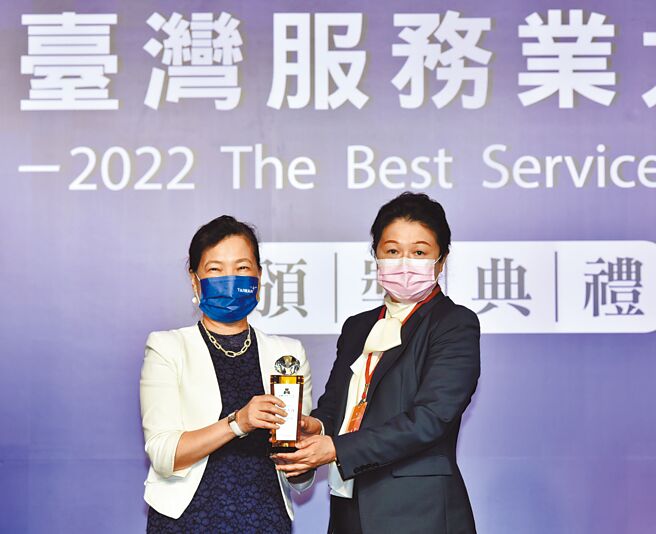 《2022臺湾服务业大评鑑》颁奖典礼5日举行，经济部部长王美花（左）受邀出席进行颁奖，新光三越营业本部副本部长李淑娟（右）代表受奖。图／顏谦隆