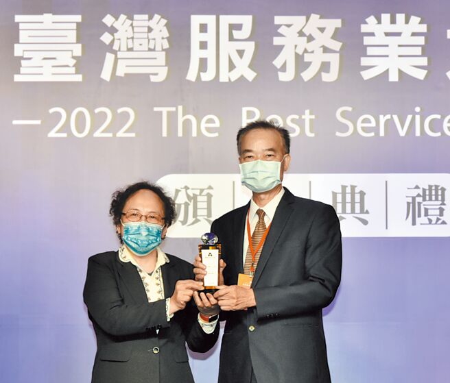《2022臺湾服务业大评鑑》颁奖典礼5日举行，金管会副主委萧翠玲（左）受邀出席进行颁奖，city’super营运长刘朝雄（右）代表受奖。图／顏谦隆