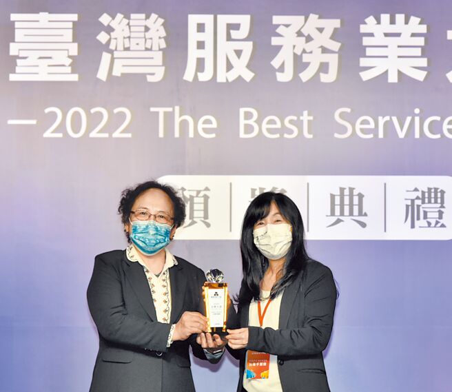 《2022臺灣服務業大評鑑》頒獎典禮5日舉行，金管會副主委蕭翠玲（左）受邀出席進行頒獎，TOKYU HANDS台隆手創館執行長陳琪瑛（右）代表受獎。圖／顏謙隆