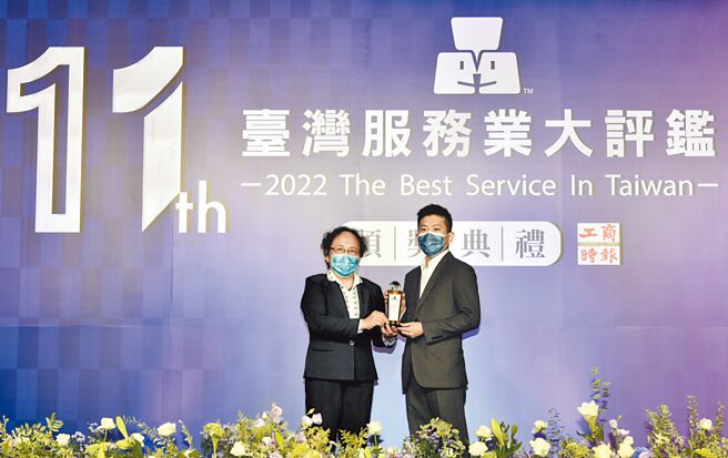 《2022臺湾服务业大评鑑》金管会副主委萧翠玲（左）进行颁奖，Uber Eats业务副总经理吉庆代表受奖。图／顏谦隆