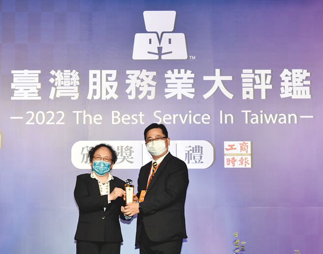 《2022臺湾服务业大评鑑》颁奖典礼，金管会副主委萧翠玲（左）颁奖，元大证券资深副总吴健华代表受奖。图／顏谦隆