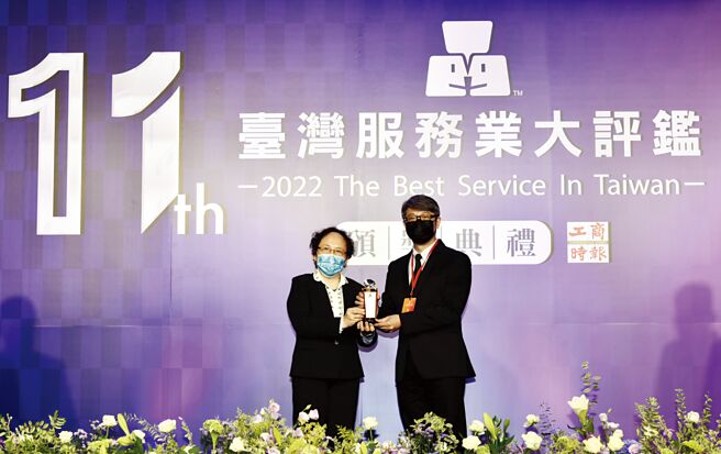 《2022臺灣服務業大評鑑》頒獎典禮5日舉行，金管會副主委蕭翠玲（左）受邀出席進行頒獎，王品餐飲集團聚鍋事業處總監梁國亮（右）代表受獎。圖／顏謙隆