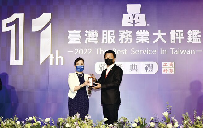 《2022臺灣服務業大評鑑》頒獎典禮5日舉行，經濟部長王美花（左）受邀出席進行頒獎，花蓮遠雄海洋公園總經理沈建劭（右）代表受獎。圖／顏謙隆