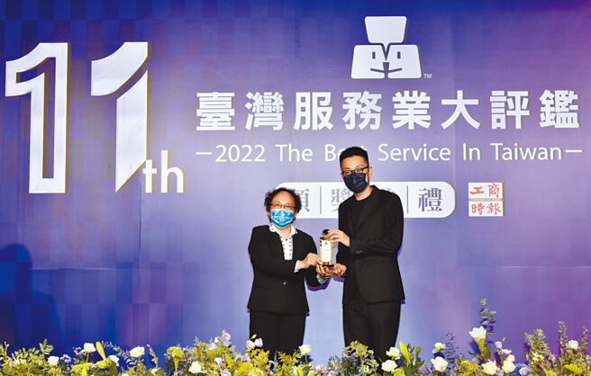 《2022臺湾服务业大评鑑》颁奖典礼5日举行，金管会副主委萧翠玲（左）受邀出席进行颁奖，GoShare新事业总监姜家炜（右）代表受奖。图／顏谦隆