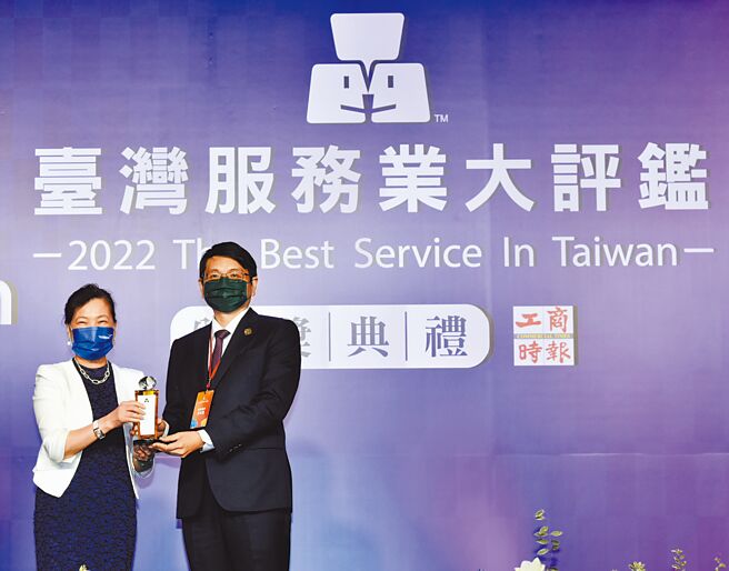 《2022臺湾服务业大评鑑》颁奖典礼5日举行，经济部部长王美花（左）受邀出席进行颁奖，麦味登执行长卓靖伦（右）代表受奖。图／顏谦隆