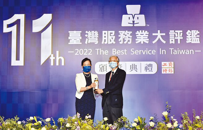 《2022臺湾服务业大评鑑》颁奖典礼5日举行，经济部部长王美花（左）受邀出席进行颁奖，摩斯汉堡董事长林建元（右）代表受奖。图／顏谦隆