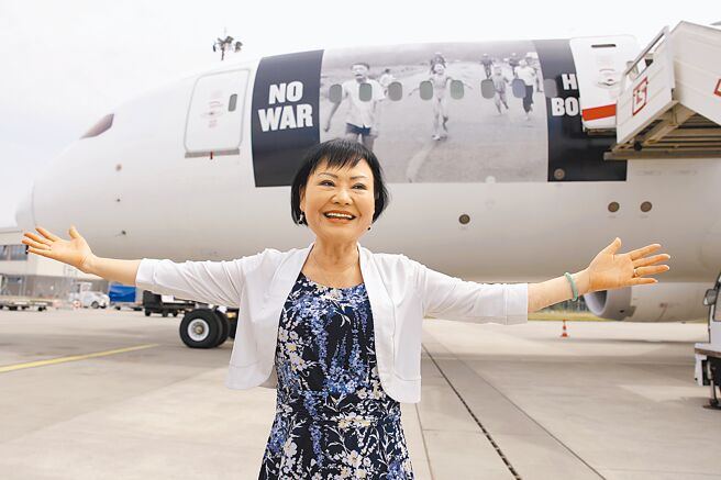 50年前越戰經典照《燒夷彈女孩》的主角潘金福，4日到華沙護送烏克蘭難民，搭乘人道包機飛往加拿大安頓。包機機身上印著當年的照片，照片中間的女孩即為潘金福。（美聯社）